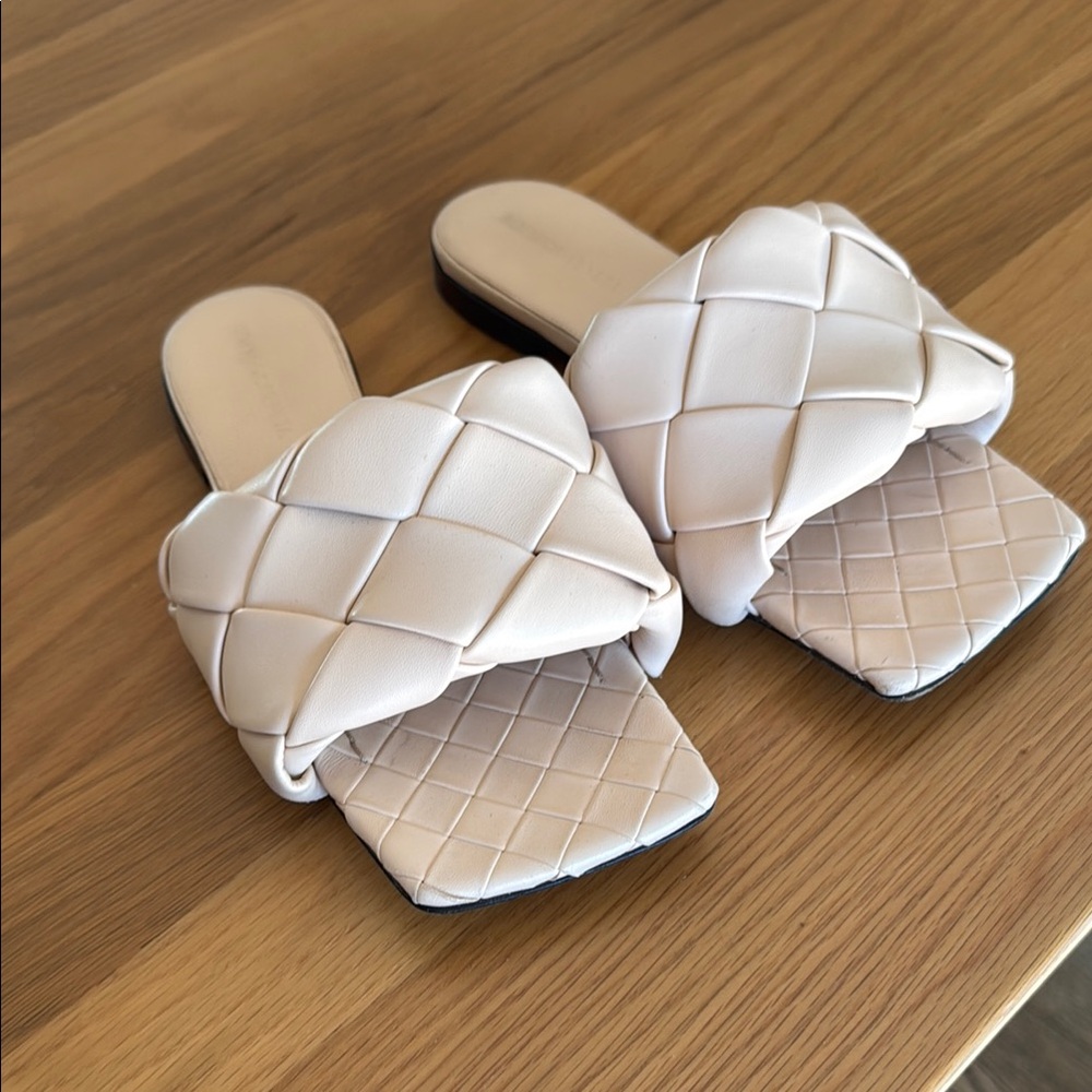 Bottega Veneta Lido Flat Sandal, cream, 38